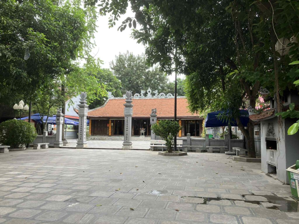 Chùa Hà寺の境内。木々に囲まれた落ち着いた雰囲気。