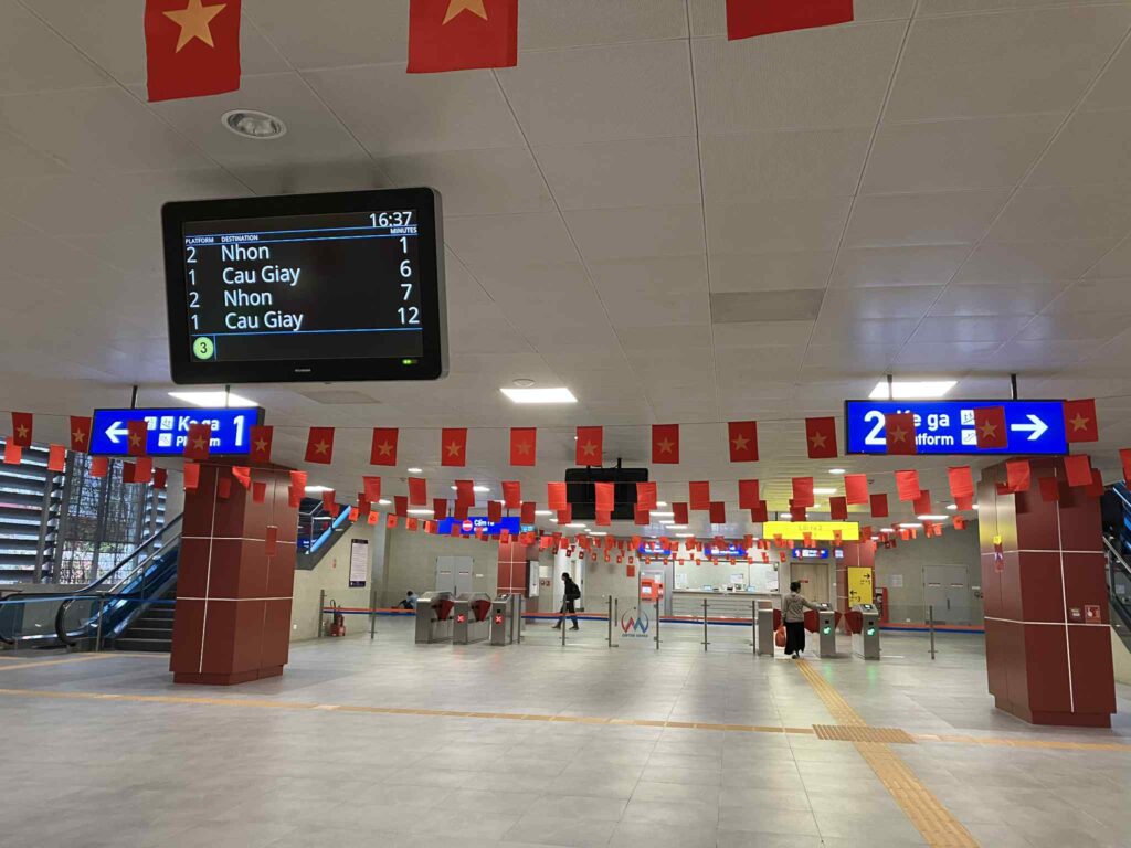 Chùa Hà駅の改札階。利用者が少なく静かな時間帯もある。