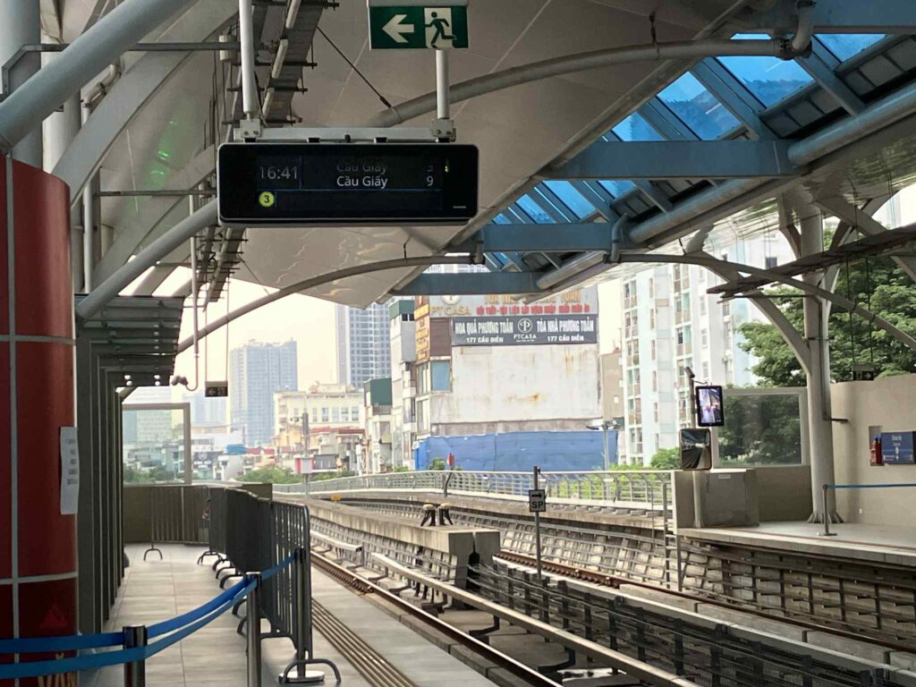 Chua Ha駅プラットホームから見える街並み。背の高いビルが多く見える。