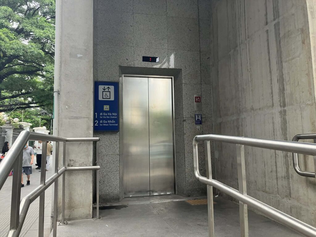 ハノイメトロ3号線の駅に設置されたエレベーターと出入口の様子