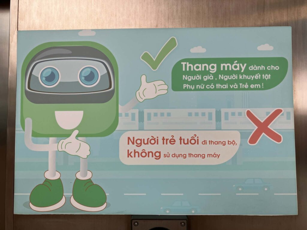 ハノイメトロ3号線のエレベーターに貼られた優先利用を呼びかける掲示