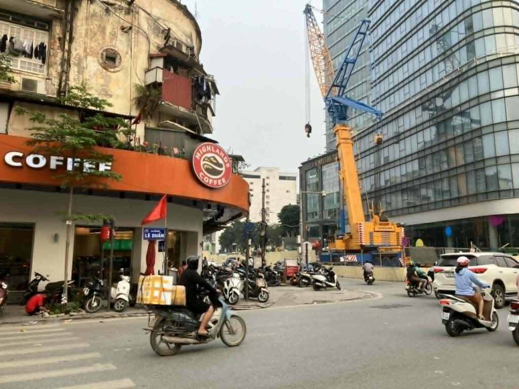 ハノイメトロ3号線ハノイ駅工事現場の大型クレーンとLe Duan通り、Tran Hung Dao交差点の様子