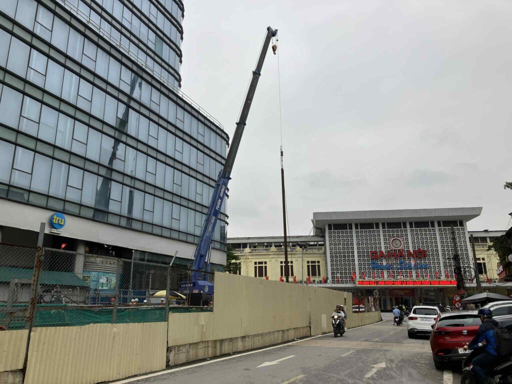 国鉄ハノイ駅前で進むハノイメトロ3号線ハノイ駅の建設工事（2025年11月撮影）