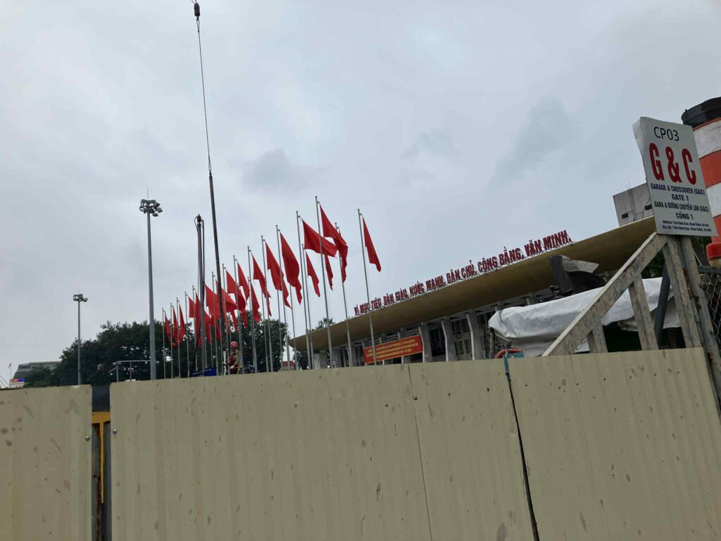 ハノイメトロ3号線ハノイ駅からICE Hanoi方面へ伸びる地下工事区間。広範囲にわたる施工エリアが確認できる（2025年11月撮影）