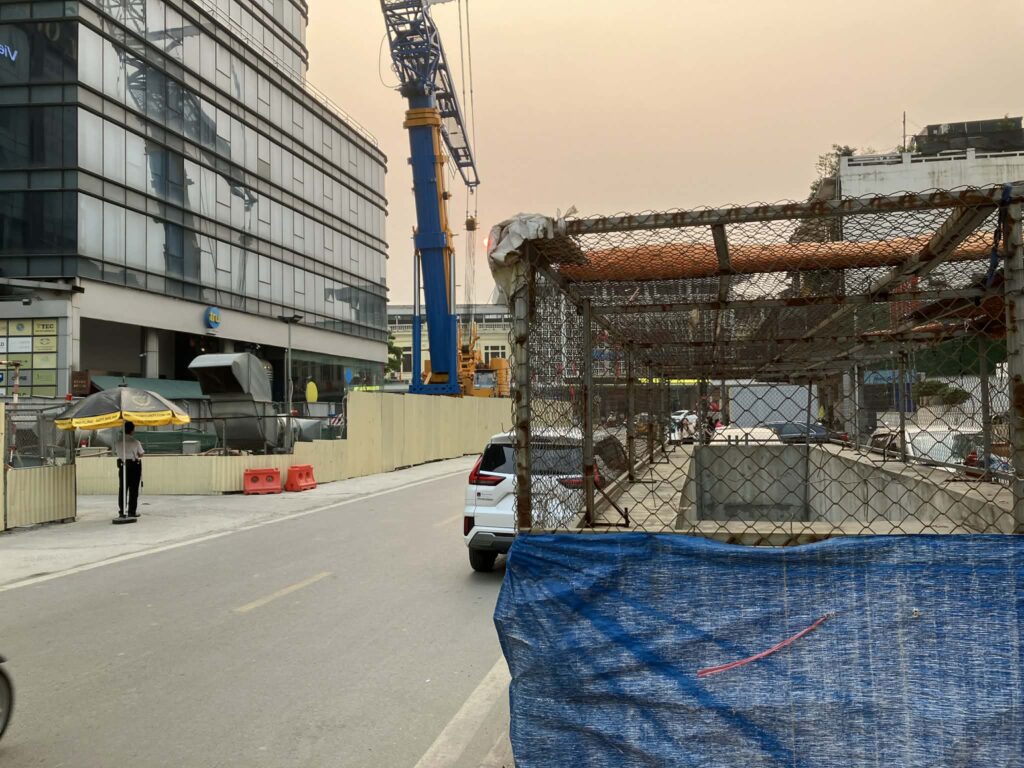 ハノイメトロ3号線ハノイ駅工事現場で見えた地下へ降りる階段(2026年4月)