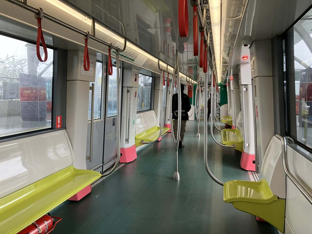 ハノイメトロ3号線の車内内装（黄緑色の座席と広い車内空間）