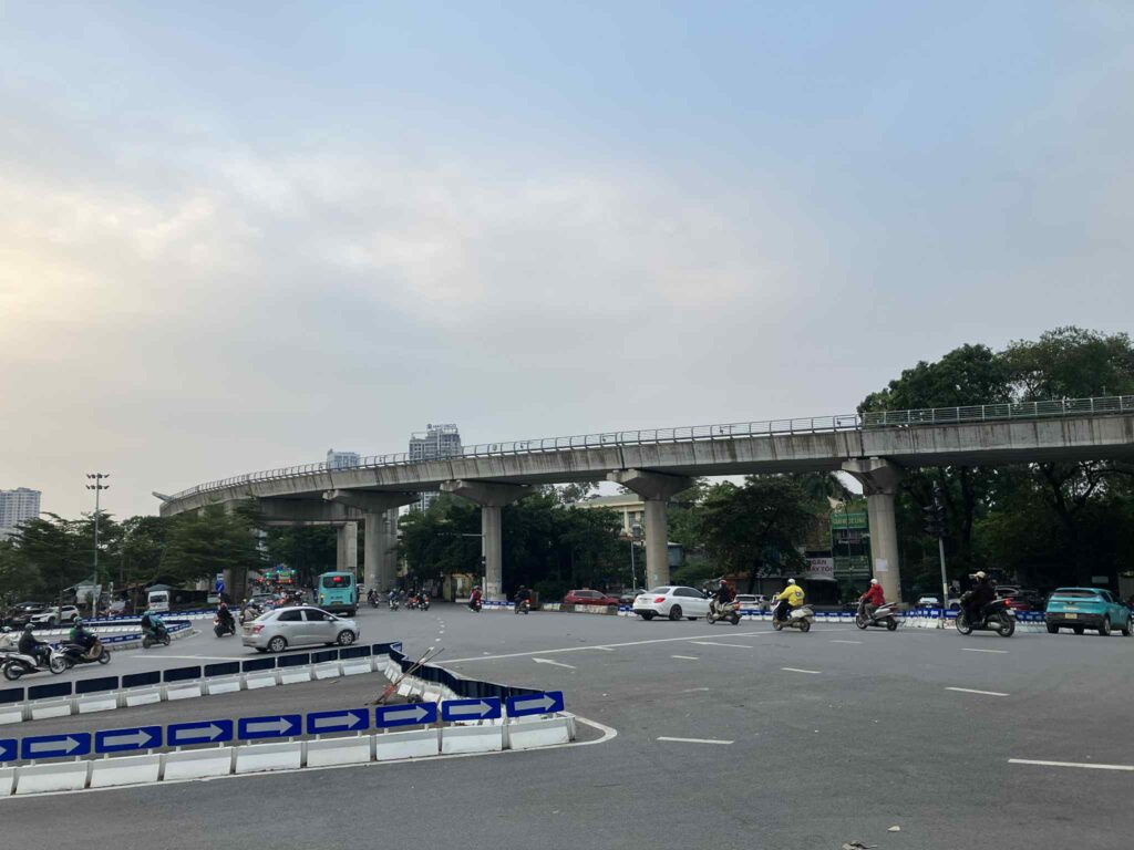 Kim Ma駅方面に向かうハノイメトロ3号線の高架橋（Cau Giay側）