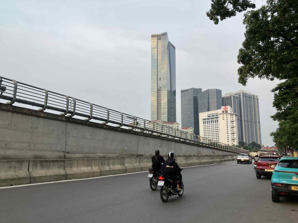 ハノイメトロ3号線、Cau Giay方面からKim Ma方向へ高さを下げていく高架区間。奥にはロッテセンター、Daewooホテルが見える。