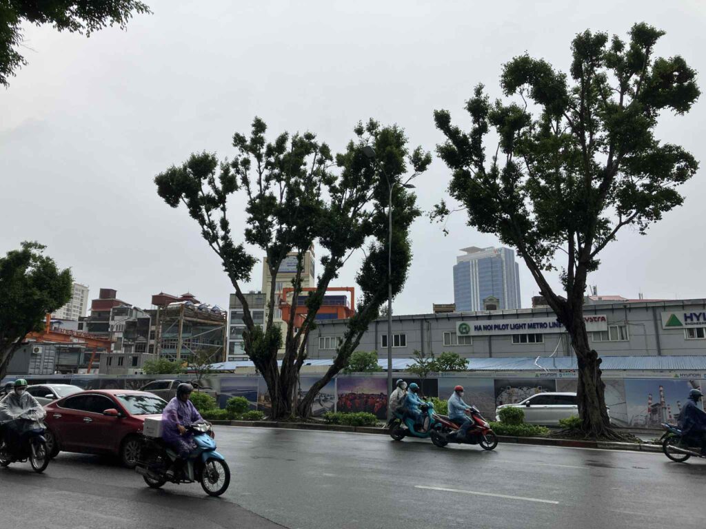 Kim Ma駅の地上掘削エリアと工事フェンスの様子（昼間）