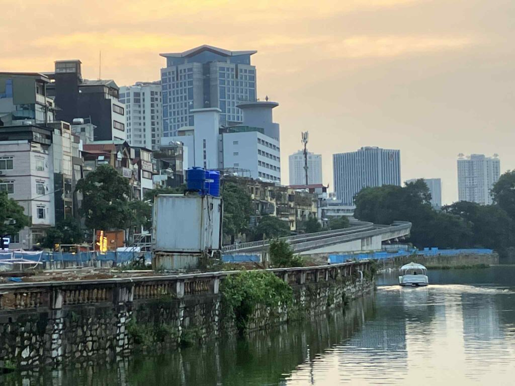 Cau Giay駅から降りてくるハノイメトロ3号線（Cau Giay側）。隣のトゥーレ湖と並ぶ。