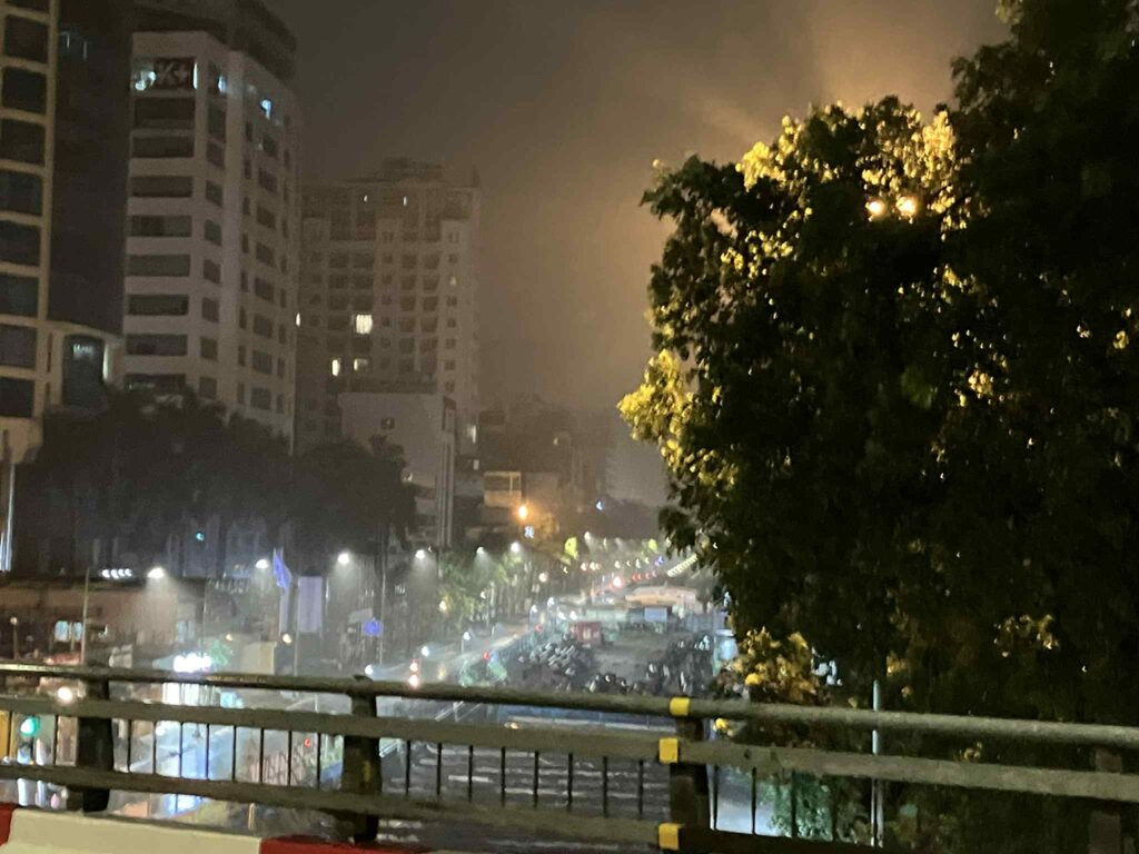 夜間ライトアップされたKim Ma駅工事現場の俯瞰写真