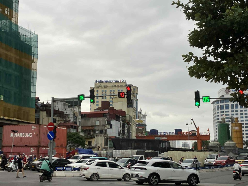 交通量の多いKim Ma通りとメトロ工事による車線縮小の様子