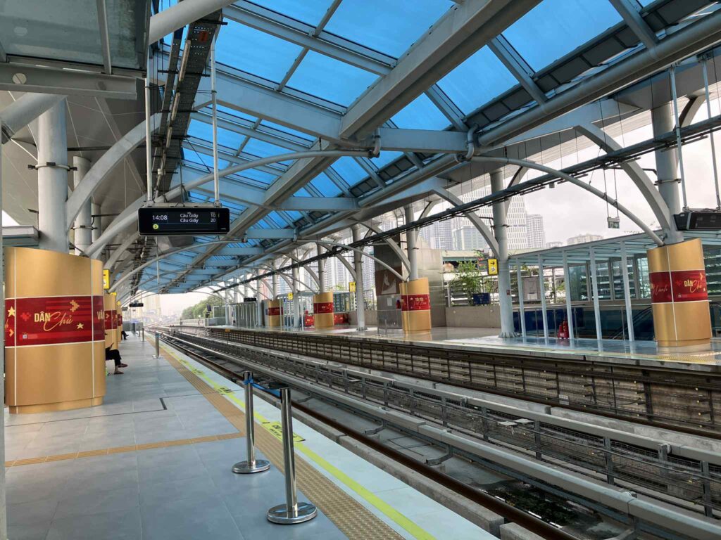 ハノイメトロ3号線 Le Duc Tho駅（レドゥックトー駅） ホーム 黄土色の柱 西ハノイ中心部