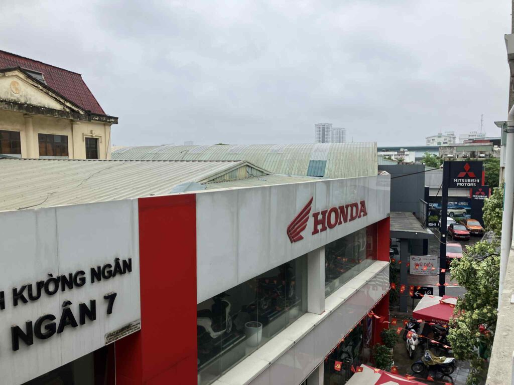 ハノイメトロ3号線 Minh Khai駅前 バイク販売店 ホンダ・三菱・日産 西ハノイ郊外