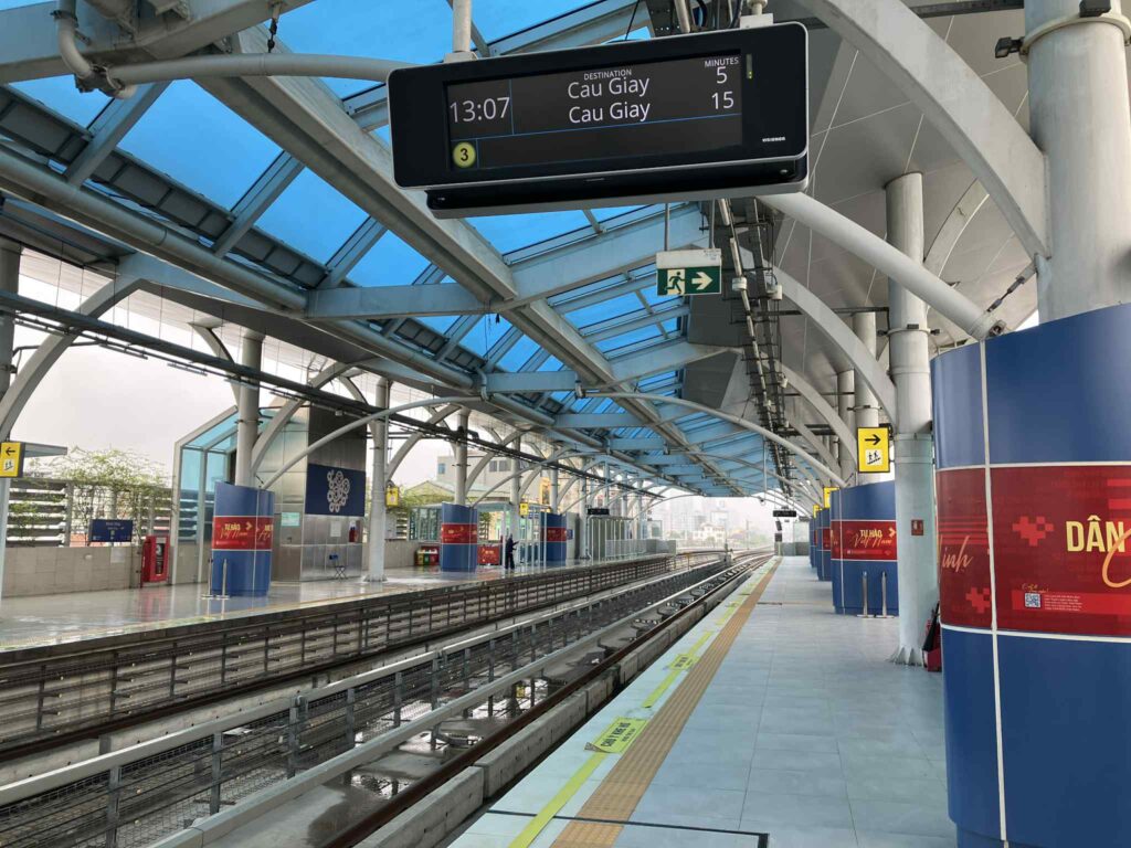 ハノイメトロ3号線 Minh Khai駅（ミンカイ駅） 青い柱が特徴の相対式ホーム 西ハノイ郊外