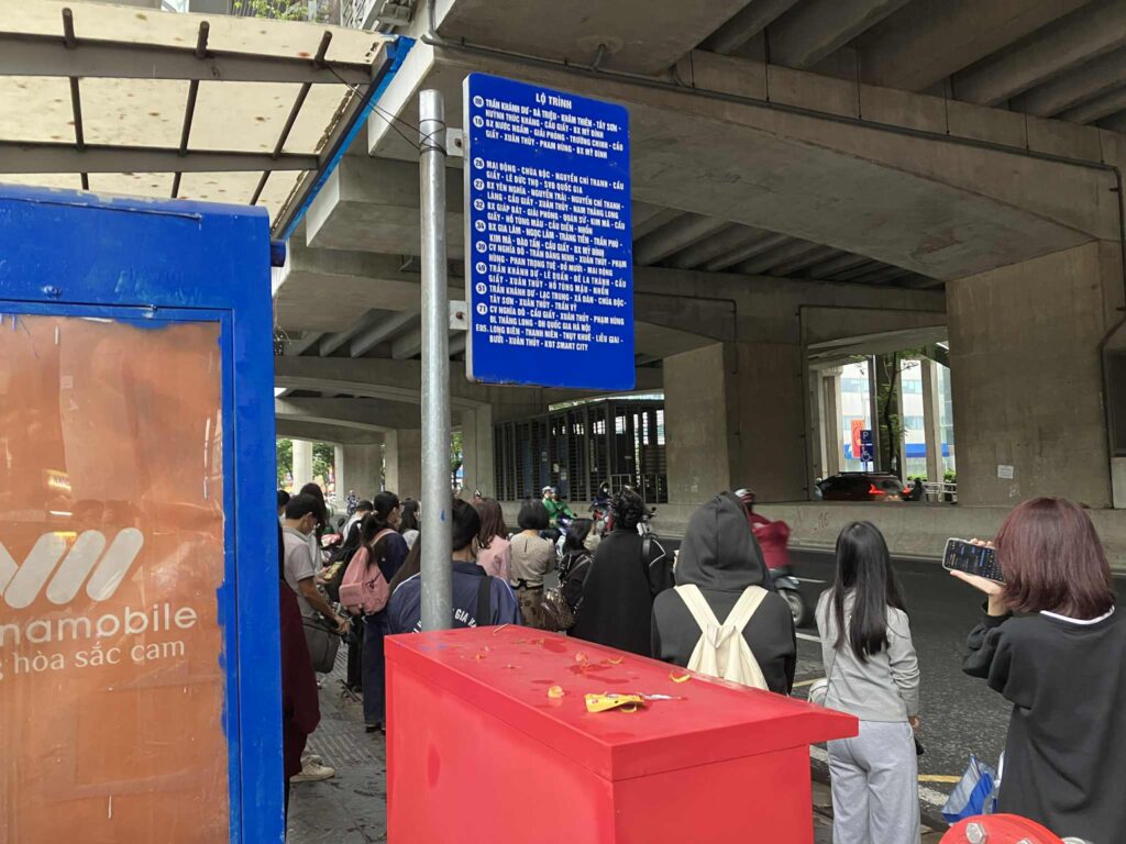 National University駅前のバス停と人混み