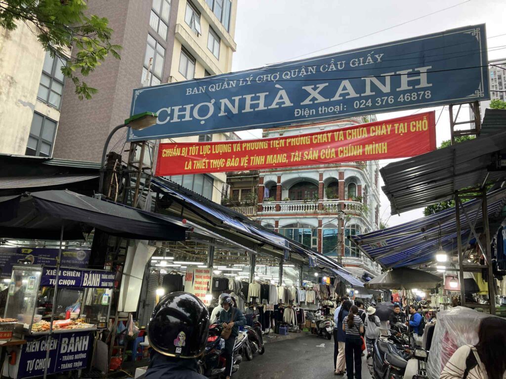 学生に人気のNha Xanh市場（ハノイ国家大学近く）