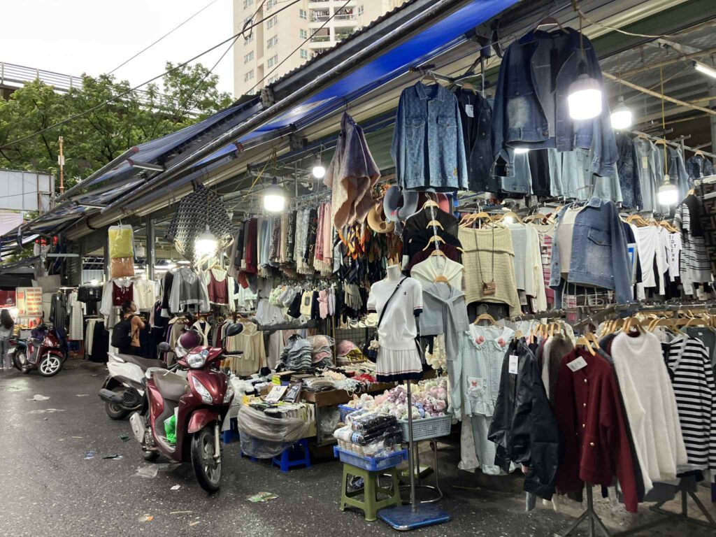 Nha Xanh市場の衣料品店