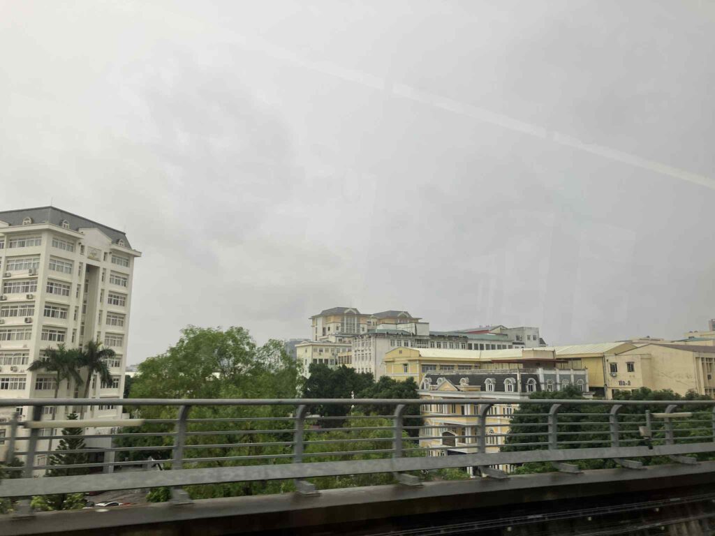ハノイメトロ3号線の車窓から見たハノイ国家大学キャンパス
