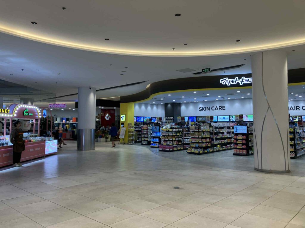 Indochina Plaza Hanoi（IPH）の内部フロア。マツモトキヨシも入っている。