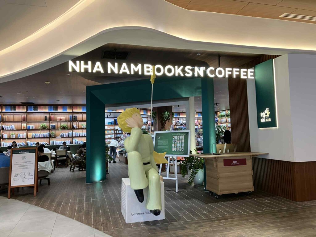 Indochina Plaza Hanoi（IPH）にある本屋「NHA NAM BOOKS N`COFFEE」