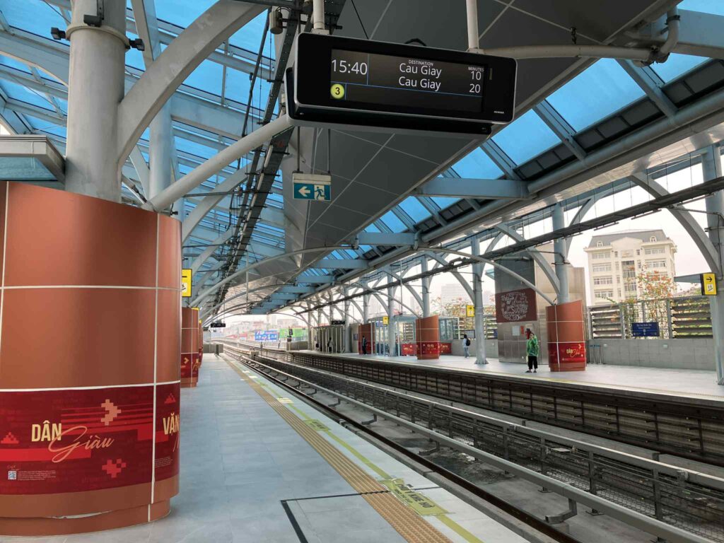 ハノイメトロ3号線・National University駅のホームと赤茶色の柱