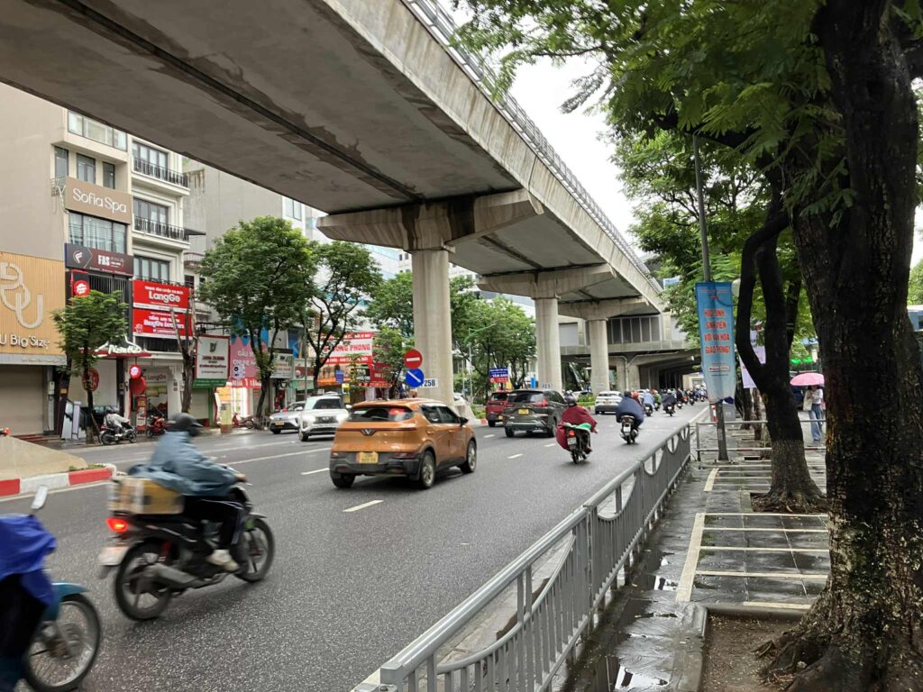 Xuan Thuy通りをまたぐNational University駅と交通量の多い車道