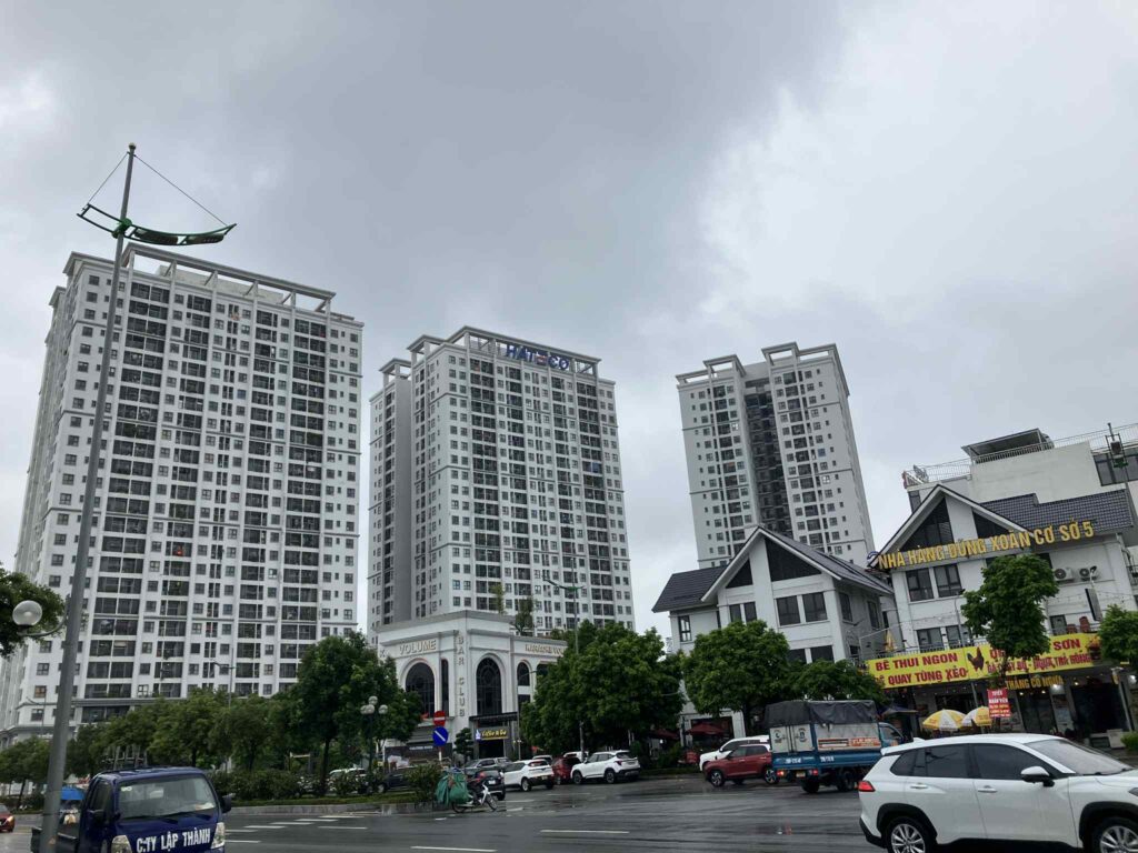 Nhon駅南側に立つHateco Apolloコンドミニアム（ハノイ・新興住宅地）