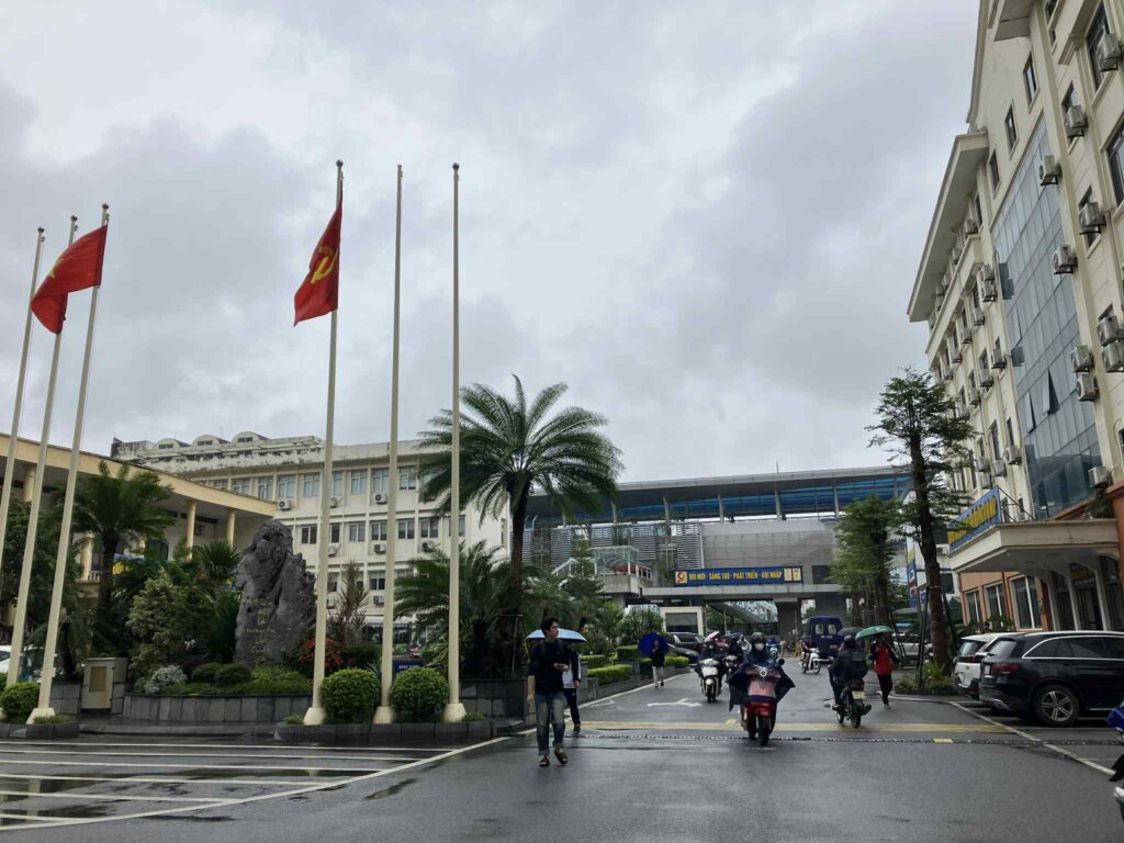 ハノイ工業大学構内から望むNhon駅のホーム（ハノイメトロ3号線）