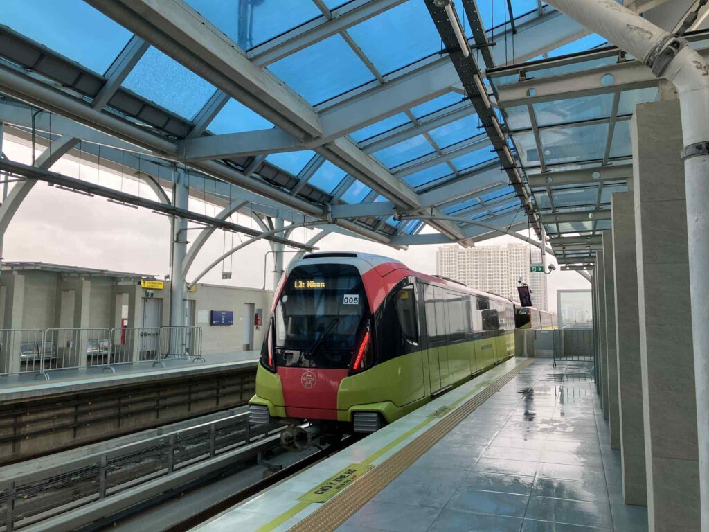 Nhon駅を出発し車両基地へ向かうメトロ列車（ハノイメトロ3号線）