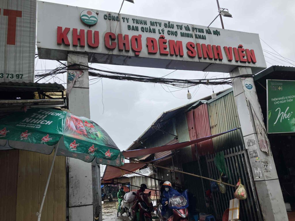 Minh Khaiマーケットの外観（ハノイ・Nhon駅周辺）