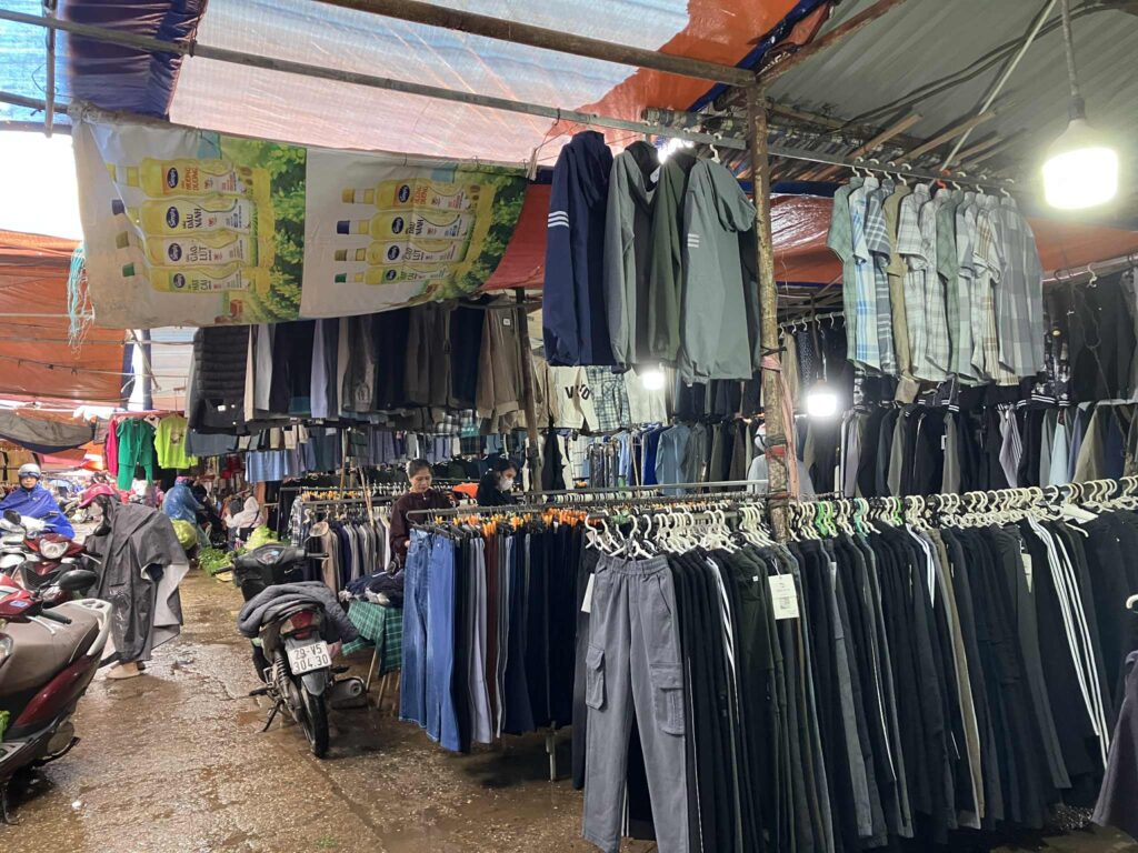 Minh Khaiマーケット内部の店舗と衣料品売り場