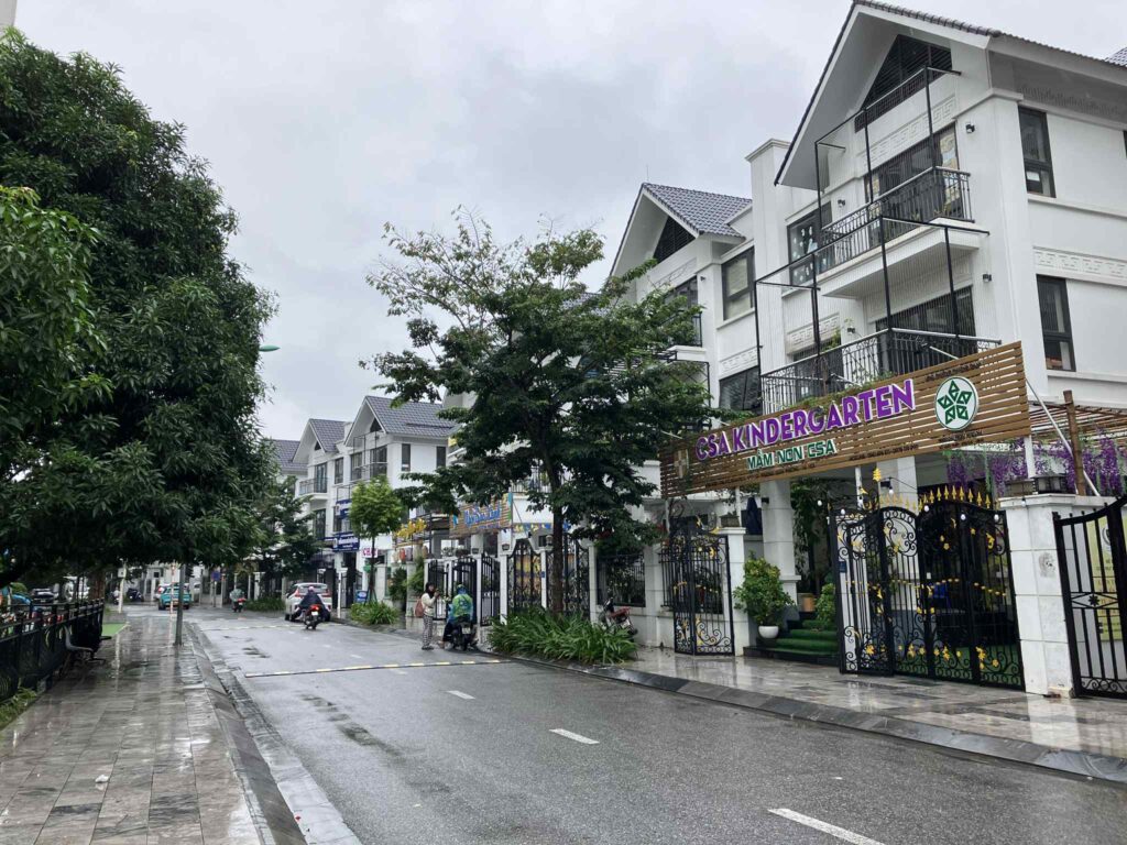 Nhon駅南側の新しい住宅街と通りの風景（ハノイ）