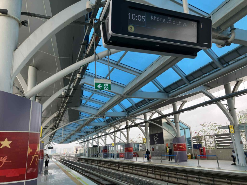 Nhon駅のプラットホームと青い屋根（ハノイメトロ3号線）