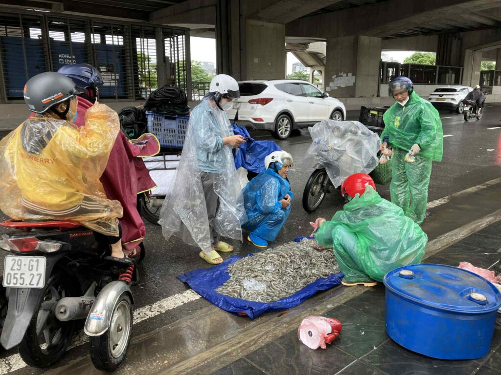 Nhon駅近くで路上販売されるエビ