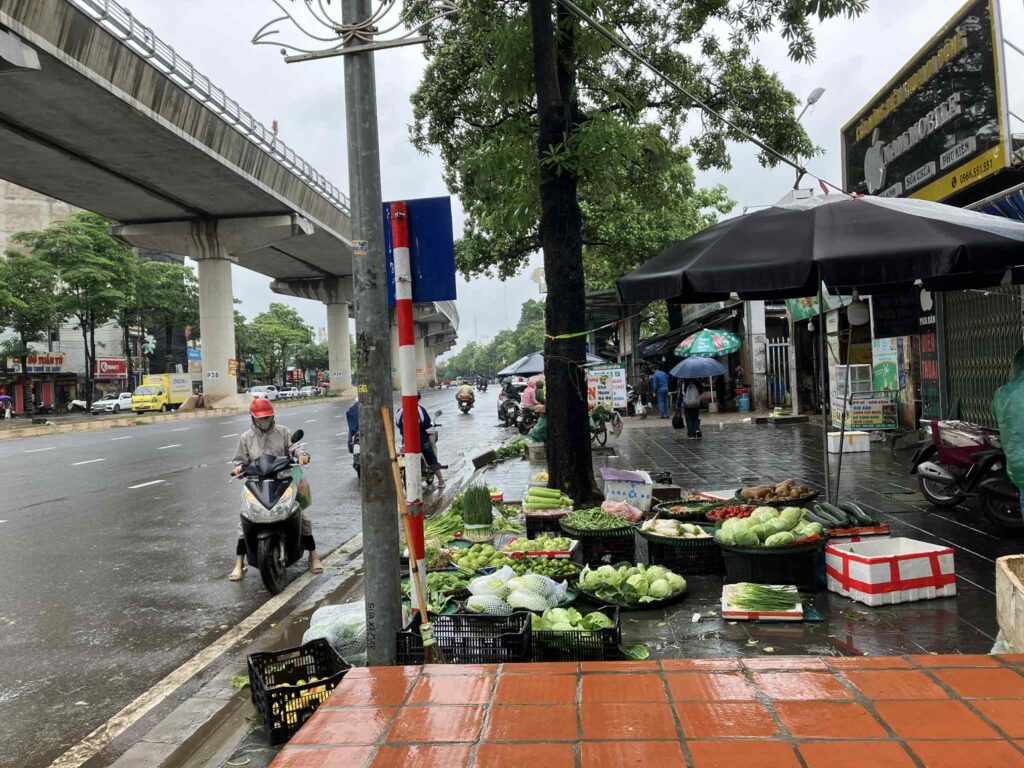 Nhon駅近くで路上販売される野菜（ローカル市場）