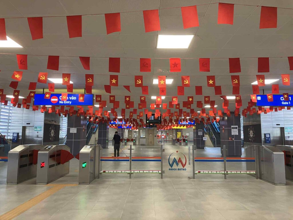 Nhon駅改札階の様子と柱の淡い紫色（ハノイメトロ3号線）