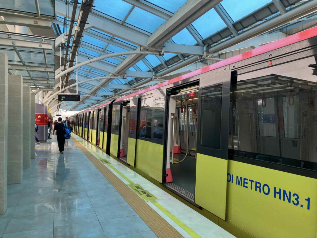 Nhon駅に停車するハノイメトロ3号線の車両
