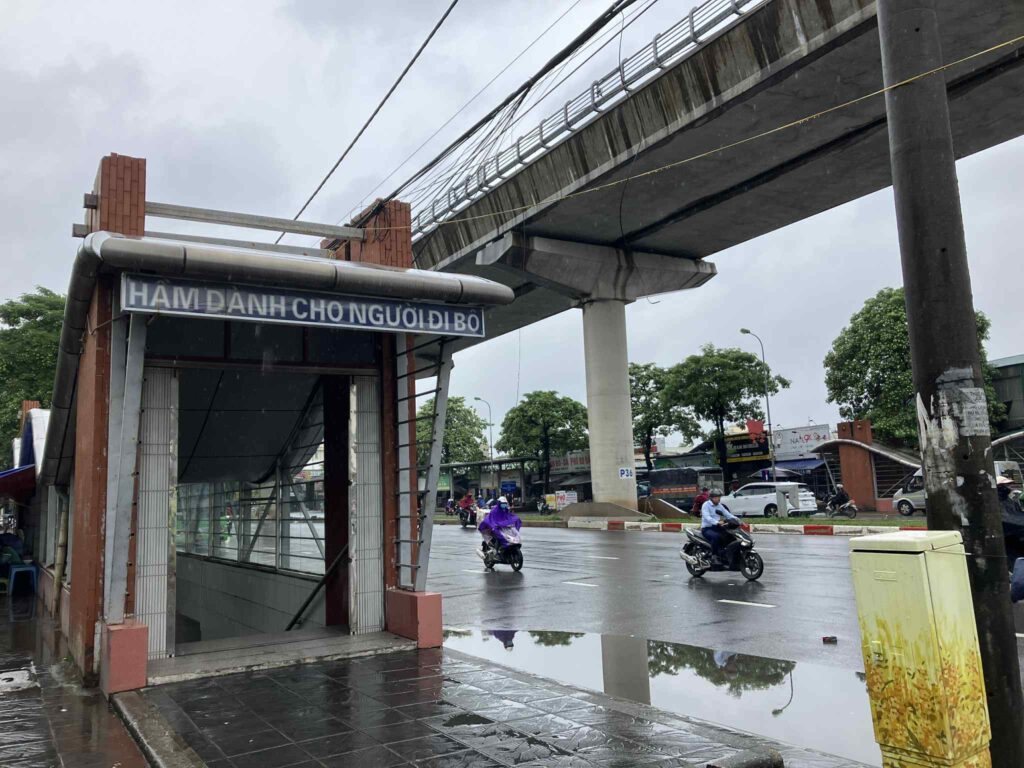 Nhon駅前の地下通路入口（Cau Dien通り）