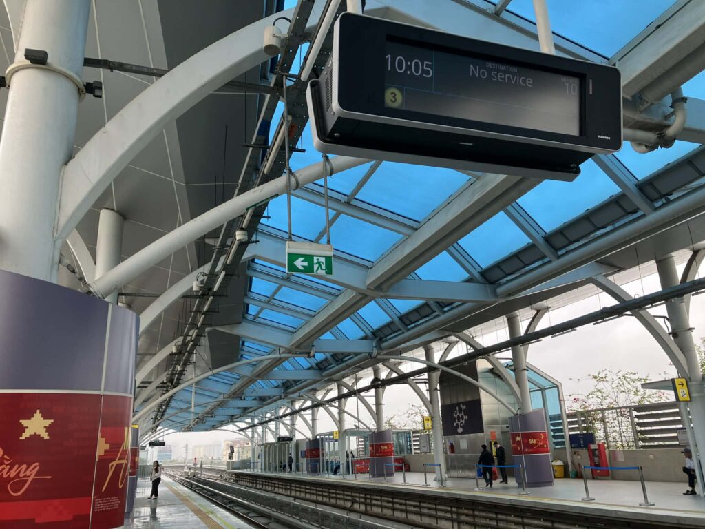 ホームドアの内ハノイメトロ3号線プラットホーム