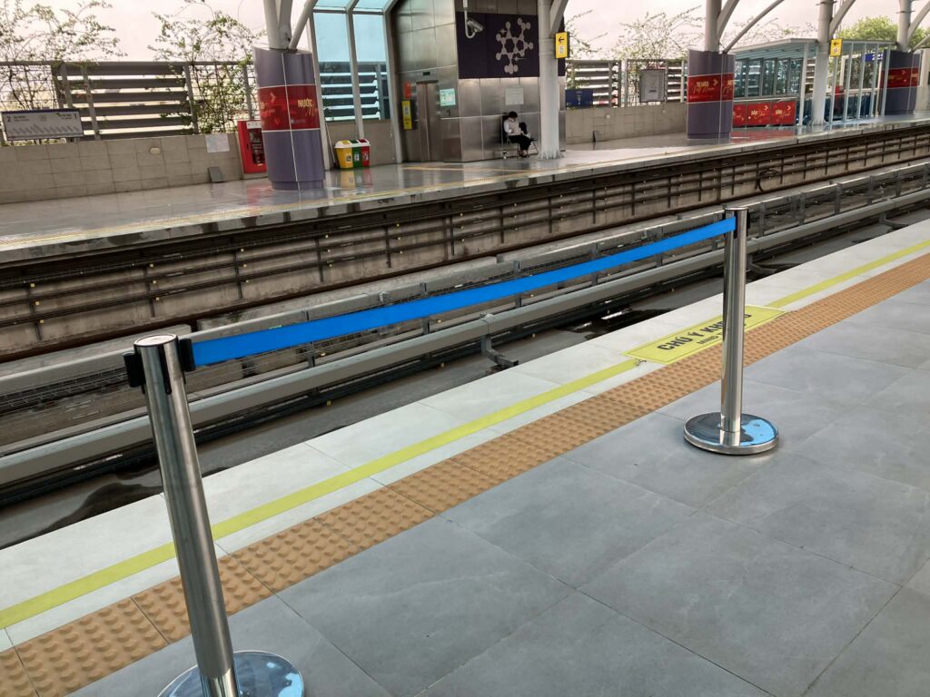 ハノイメトロ3号線のホーム。ホームドアはなく、ポールパーテーションが設置されている