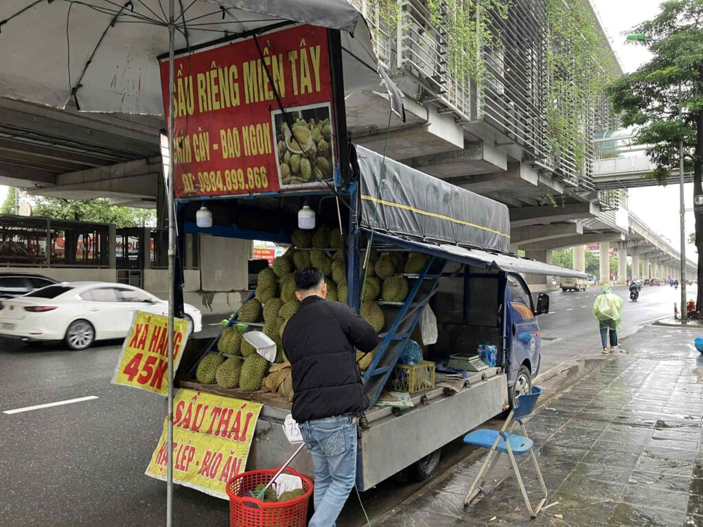 ハノイメトロ3号線 Phu Dien駅（フーディエン駅） 高架下 ドリアン販売屋台