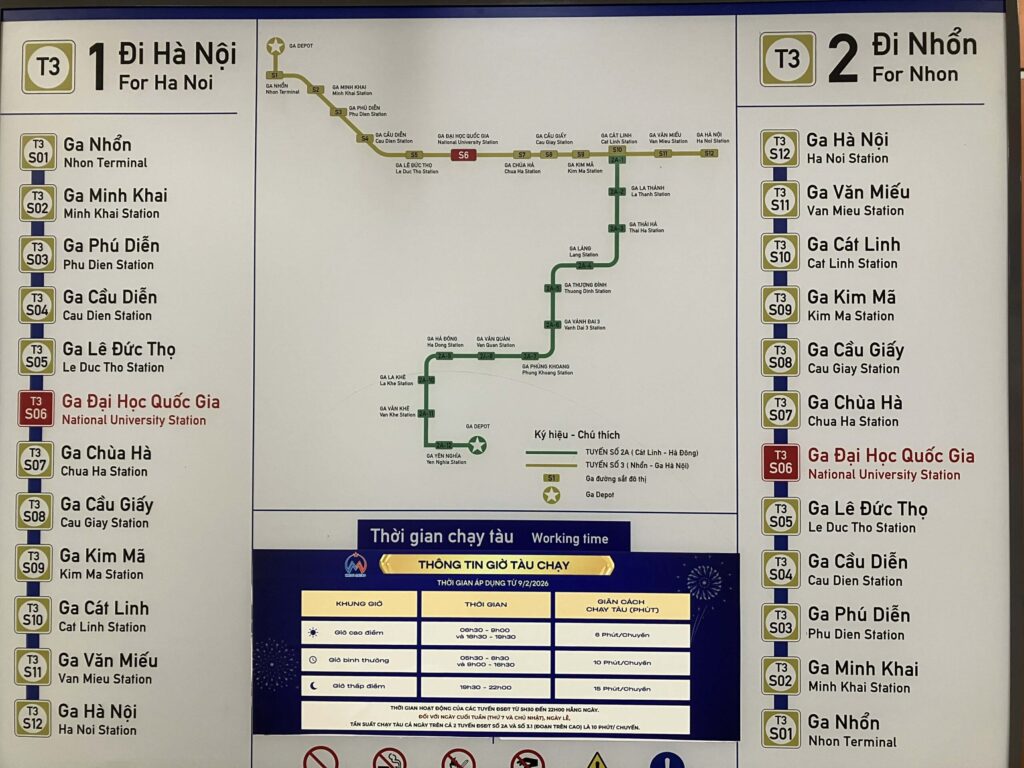 ハノイメトロ3号線の駅構内に掲示された路線図とハノイ方面・ニョン方面の案内