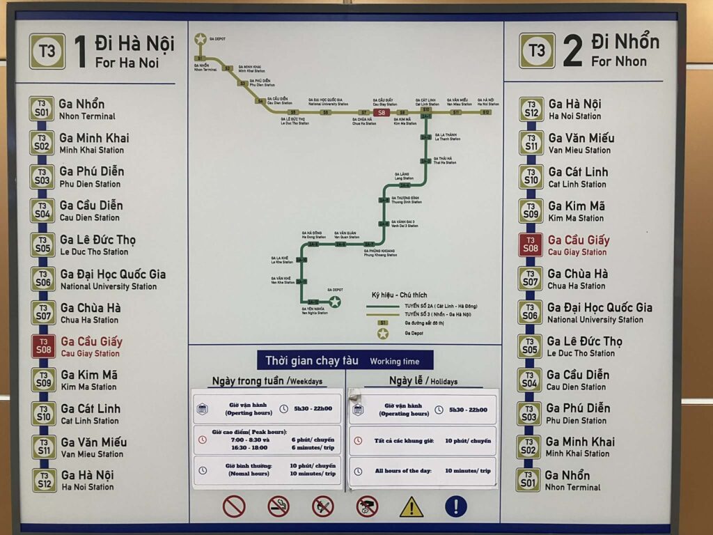 ハノイメトロ3号線の路線図と全駅名が掲示された駅構内ボード