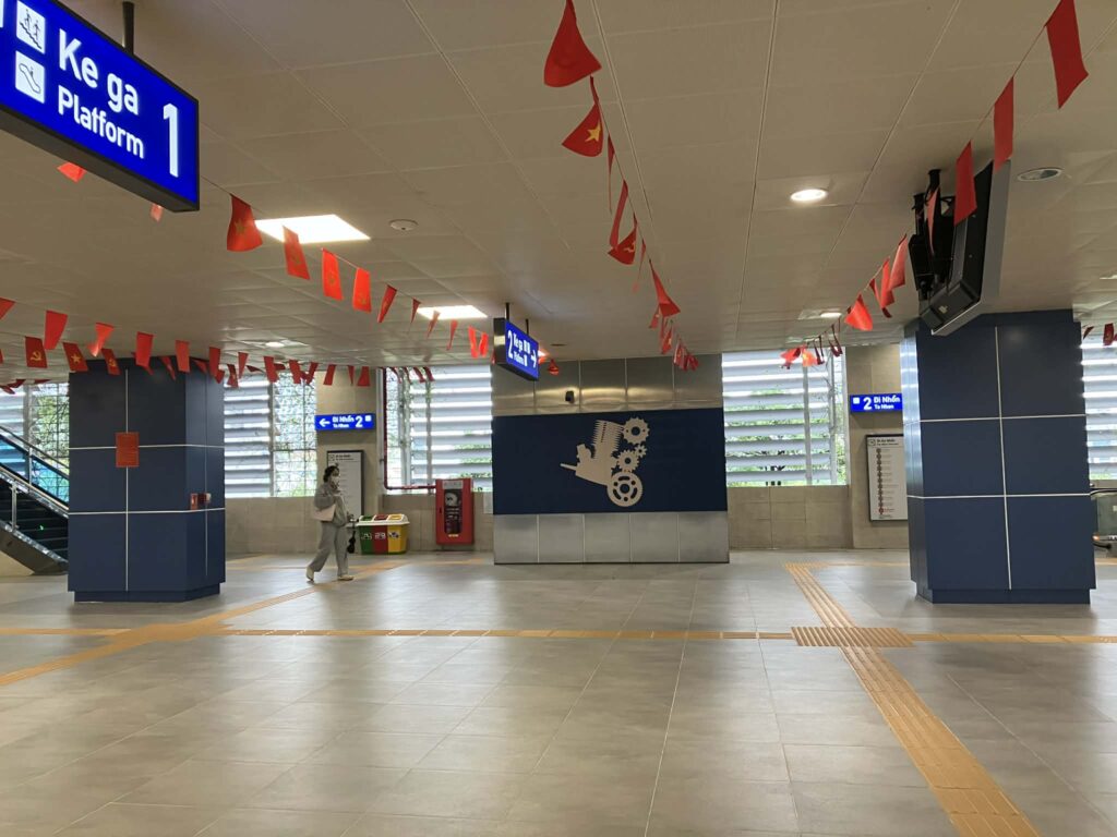 ハノイメトロ3号線の駅構内で色分けされた柱のデザイン（Minh Khai駅コンコース）