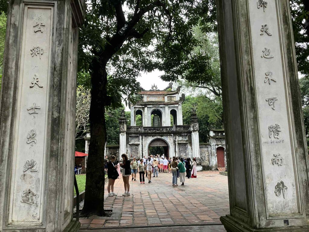 文廟（Temple of Literature）の正面ゲートの様子（2025年11月撮影）