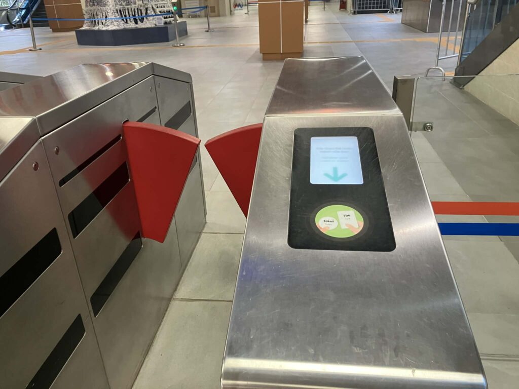 ハノイメトロ3号線の自動改札機。ICカードとトークンに対応