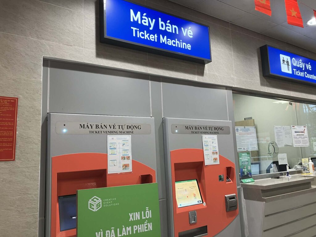 ハノイメトロ3号線の券売機。英語表示に切り替え可能なタッチ式操作画面