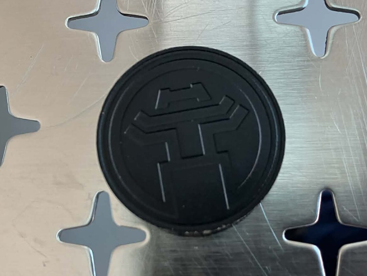 ハノイメトロ3号線のトークン乗車券。黒色の丸型ICタイプ