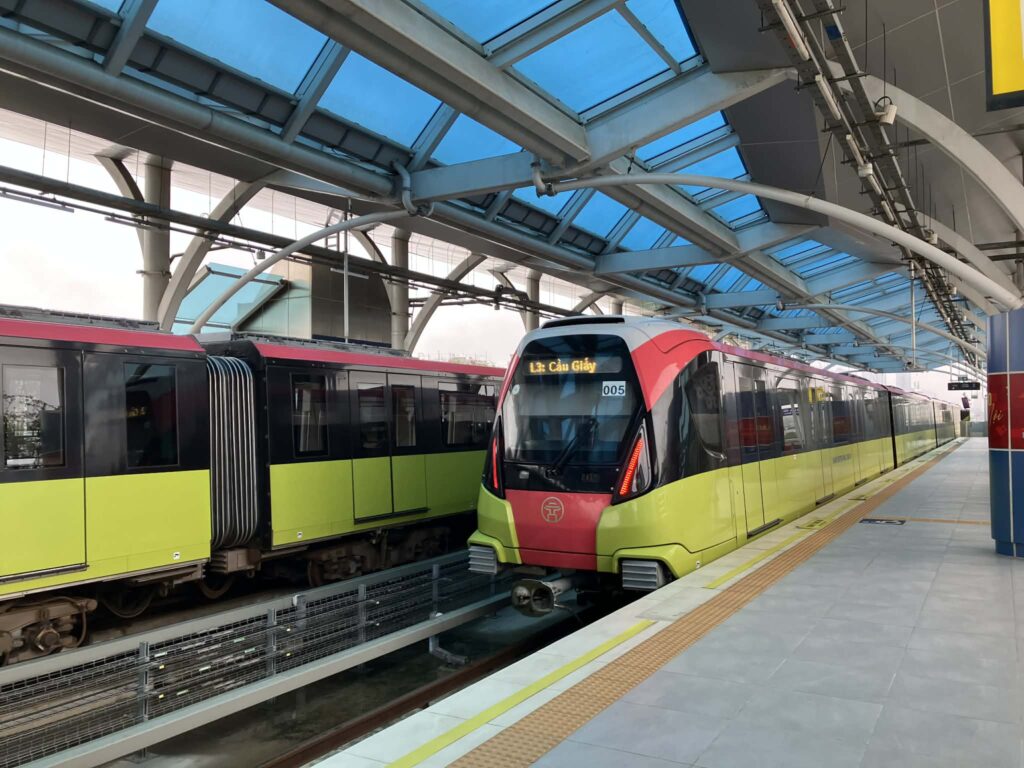 ハノイメトロ3号線の車両外観（Cầu Giấy駅行き）